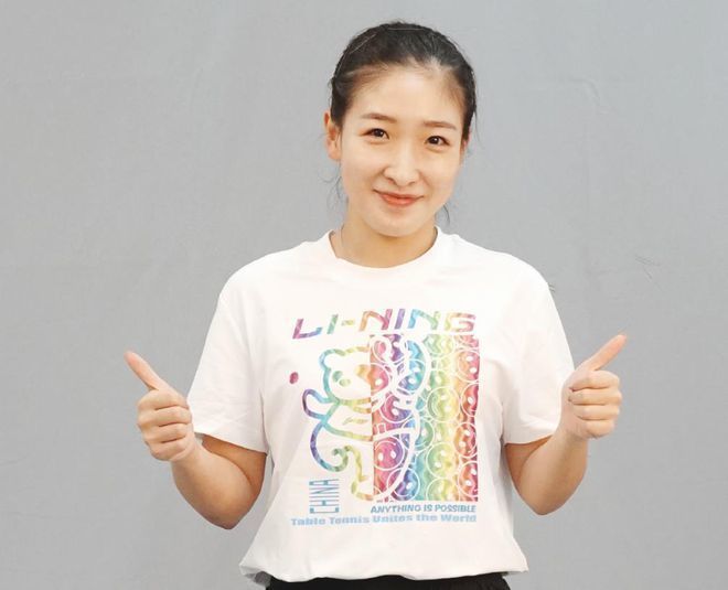 美女穿短裙并露内裤视频
