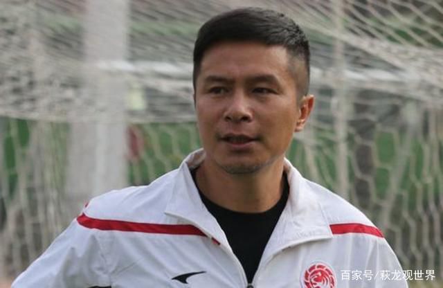 妻子身边的拥人